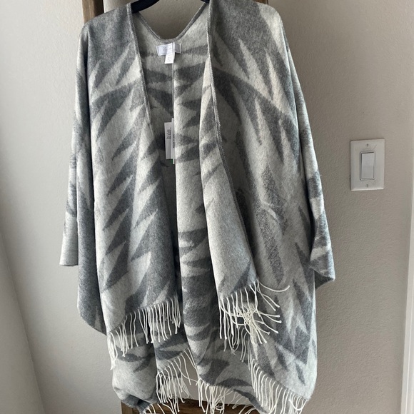 NWT - OS Grey Patterned Sweater - Picture 2 of 5
